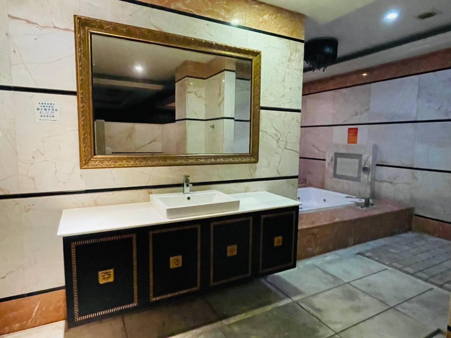Royal Garden Motel - Chiayi Branch Exteriör bild